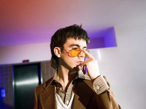 Declan McKenna brengt single MulHolland's Dinner and Wine uit in de aanloop naar 3de album