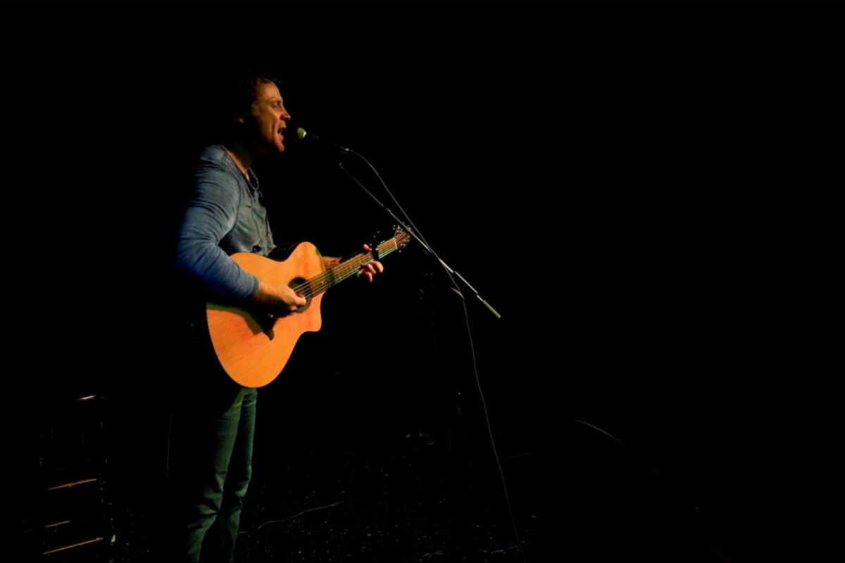 Singer-songwriter Scott Clay lanceert nieuwe single 'One for the Road' en kondigt zijn zesde studioalbum aan