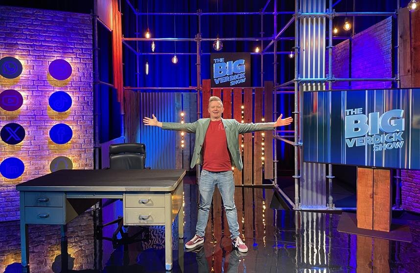 Comedian Jeroen Verdick hangt het opnieuw uit op Pickx+