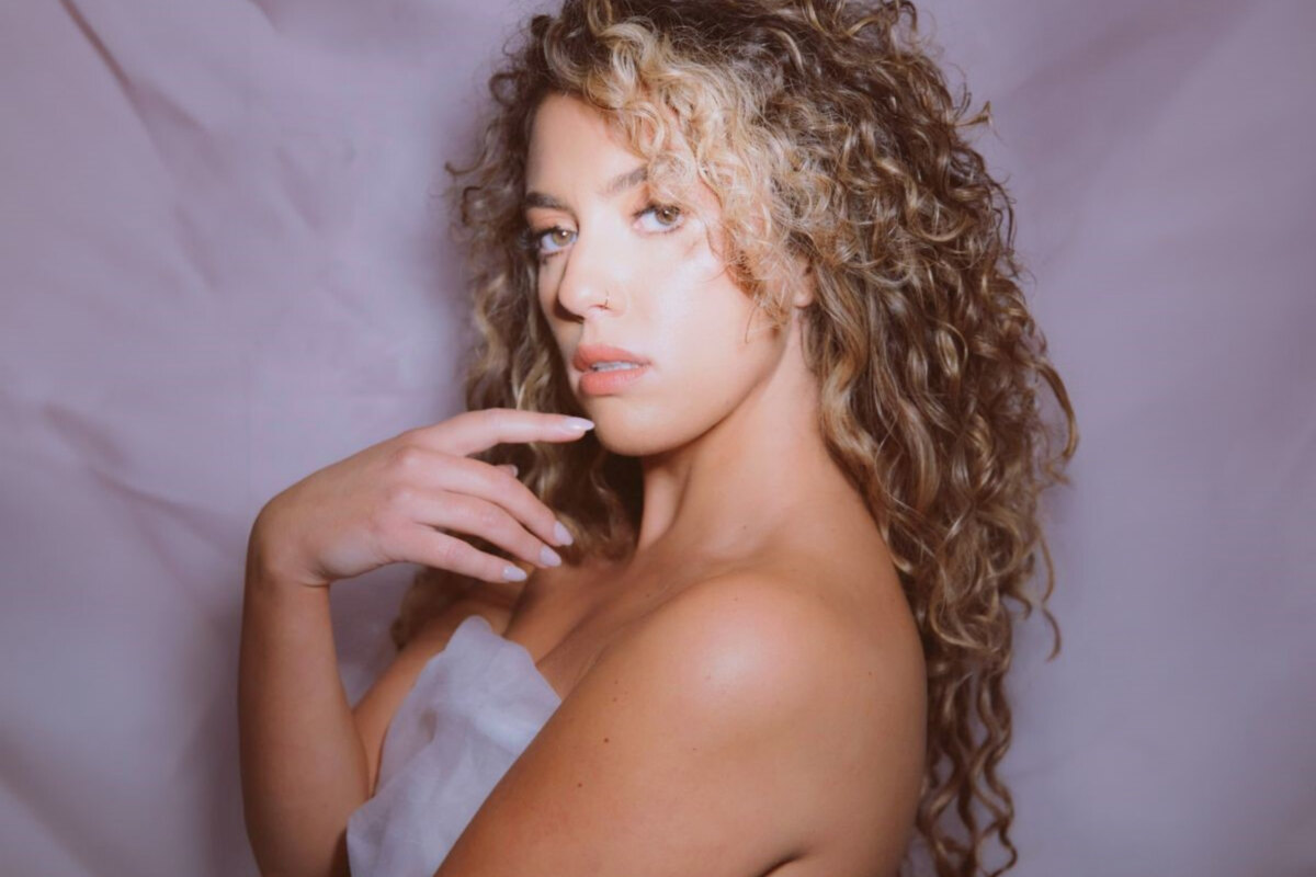 Eloise Viola releases video & announces headline show