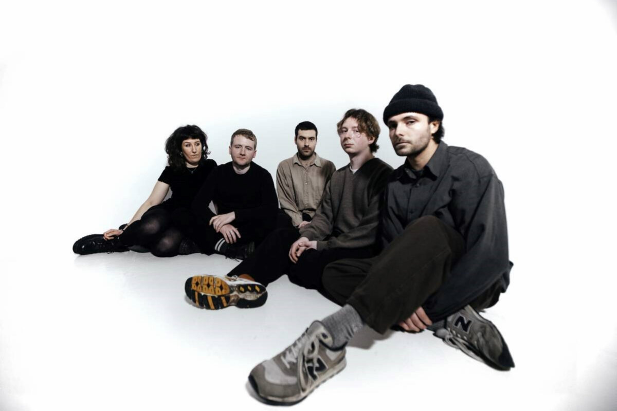Mewn float above the chaos to release 'Ask Me Now'