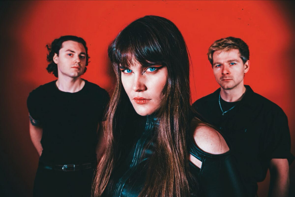 Calva Louise onthullen officiële videoclip voor explosief nieuw nummer "Under The Skin", en tekenen bij Mascot Records