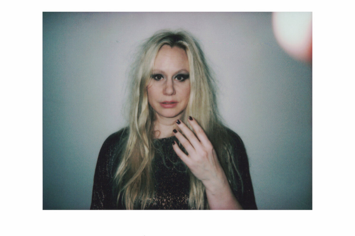 Susanna's nieuwe single 'Everyone Knows' biedt een intieme blik op liefdesverdriet en zelfreflectie