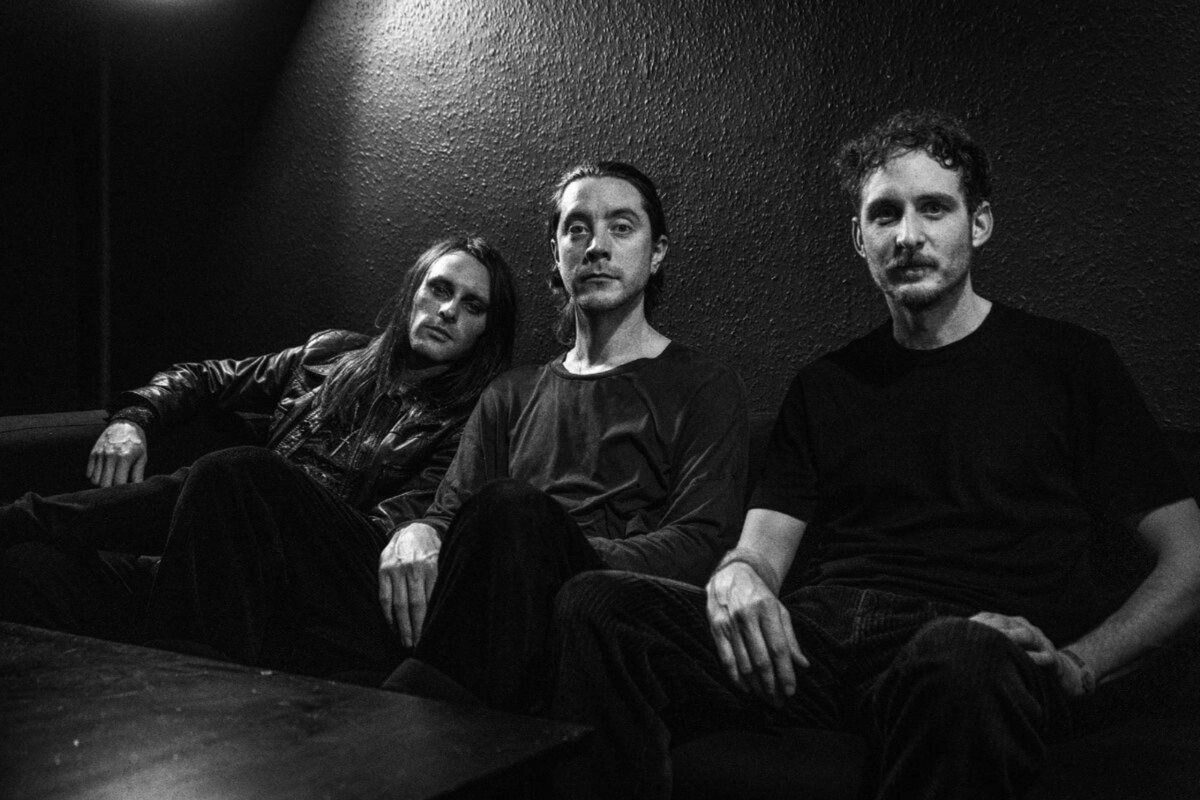 Birmingham post-punk trio Mutes reveal new single 'Transparency' taken from 4th album ‘…buried where you stand’