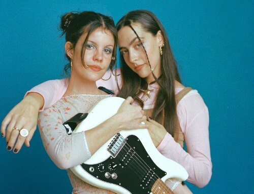 Hinds kondigt 4e album aan en brengt single Boom Boom Back uit