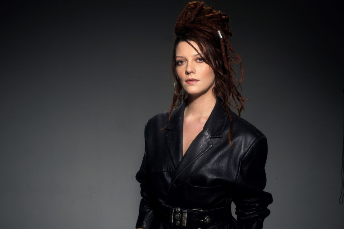 Vrijdag 31 mei komt het nieuwe nummer ‘’Holding your Crown’’ van Camilla Blue uit.   