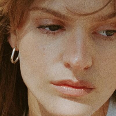 Emma Bale stelt nieuwe single 'ogen dicht' voor