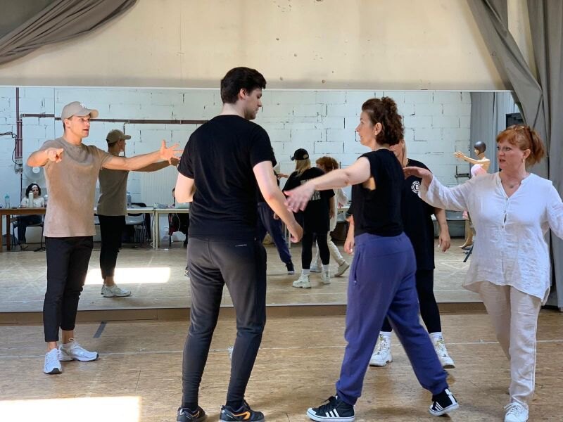 De cast van De Ballroombeker maakt de dansvloer onveilig bij dansschool Dance One