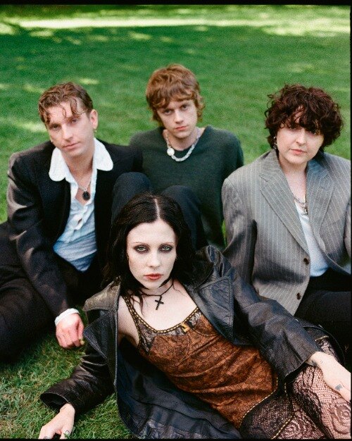 Pale Waves lanceert single Perfume en kondigt album Smitten aan
