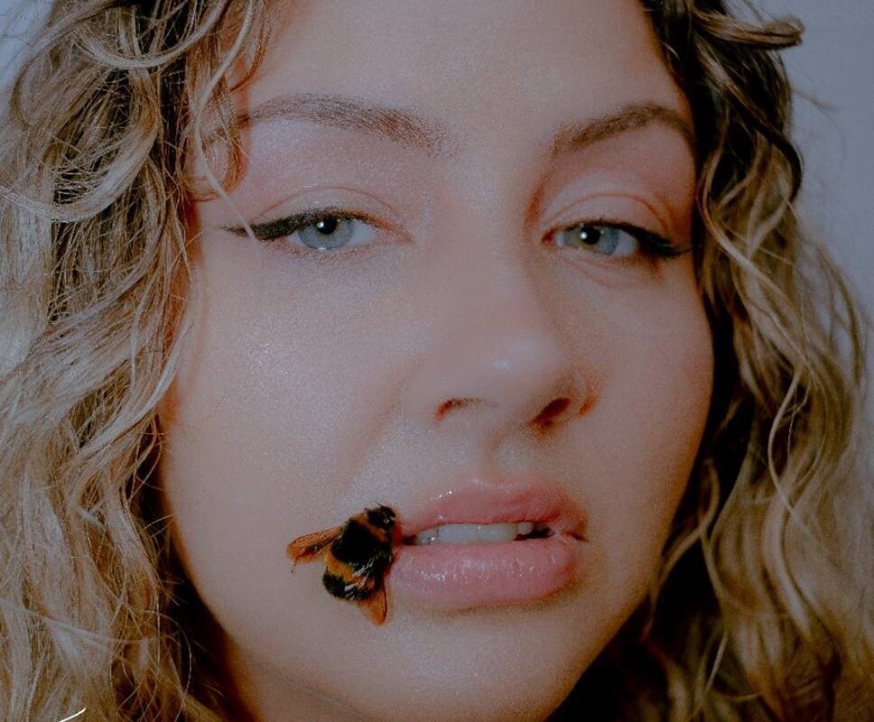 Afronaut Zu features on Jessica Wilde's transformational album title track 'Teach Me How To Love'!