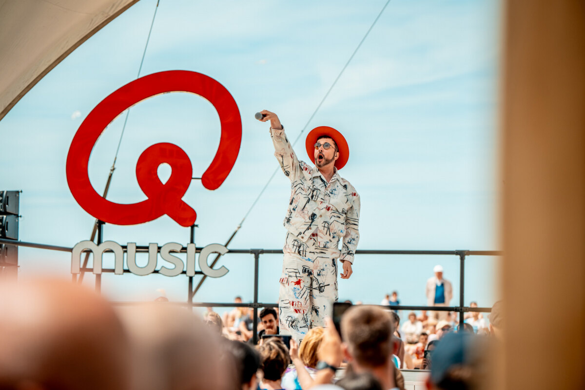 Laura Tesoro, Gustaph en Regi openen het Q-Beach House en geven de aftrap voor een tropische zomer die bruist van de muzikale energie