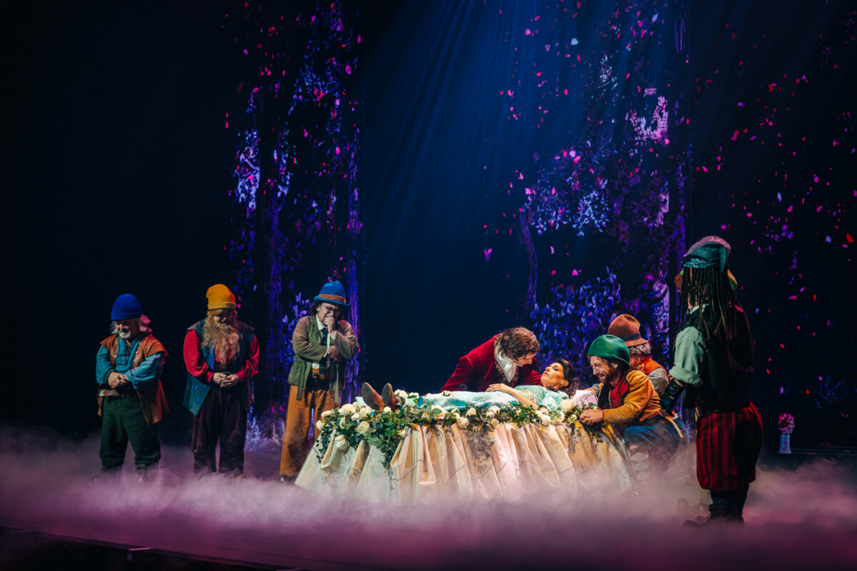 Sprookjesmusical Sneeuwwitje betovert publiek tijdens première!