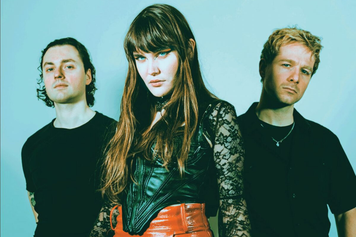 Calva Louise delen muziekvideo voor "La Corriente"
