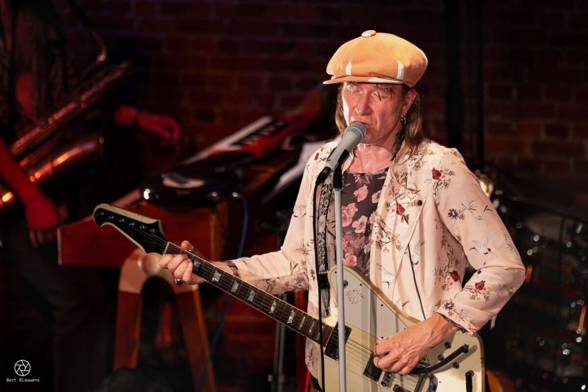 Stef Kamil Carlens & The Swoon sluiten succesvol tweede seizoen in de gerenoveerde Hnita-Hoeve feestelijk af!