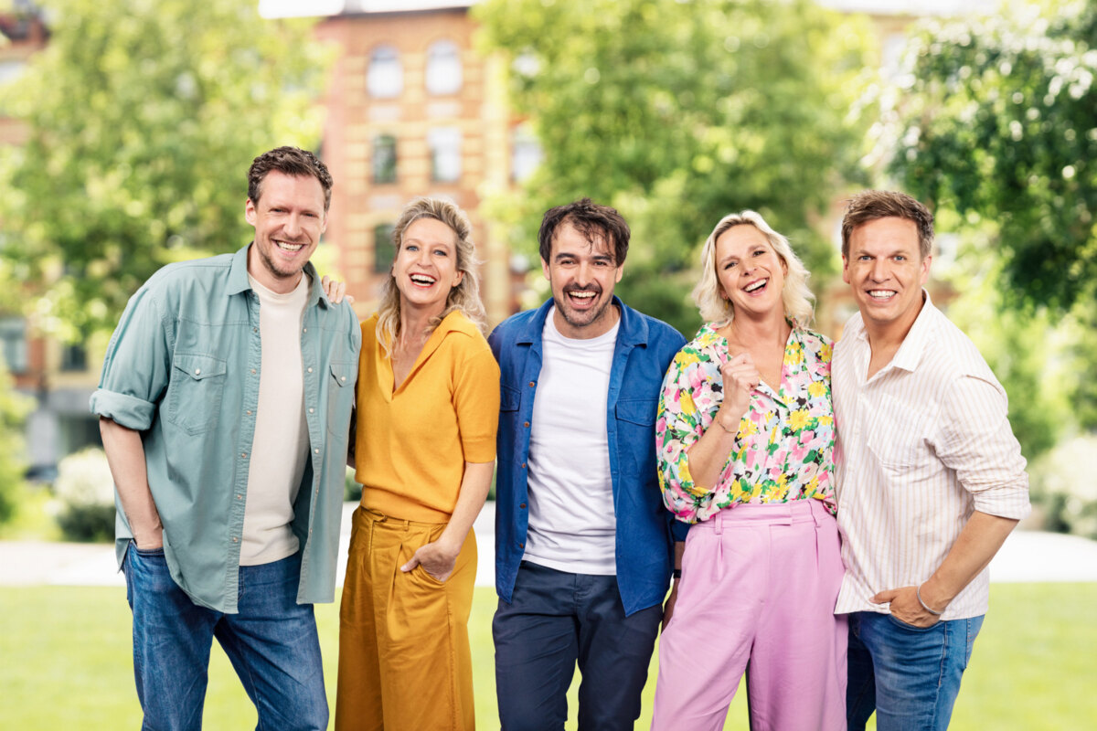 Play lanceert zomerse talkshow 'Café Congé': Cath Luyten, Joris Hessels, James Cooke, Tine Embrechts en Dennis Xhaët brengen het ultieme vakantiegevoel naar uw scherm