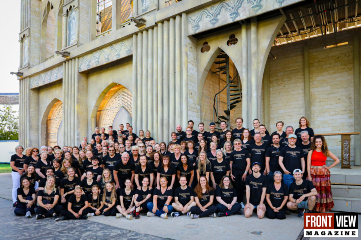 Open Repetitie van "De Klokkenluider van de Notre Dame" bij Festivaria aan het Donkmeer met veel volk op een indrukwekkende scène.