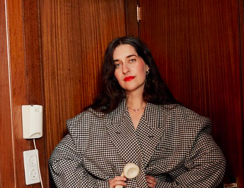 Eefje de Visser brengt nieuw nummer uit op COLORSxSTUDIOS