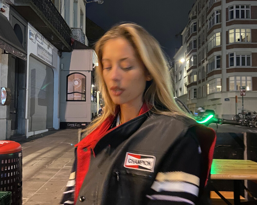 Iliona vindt zich opnieuw uit op "Stp"