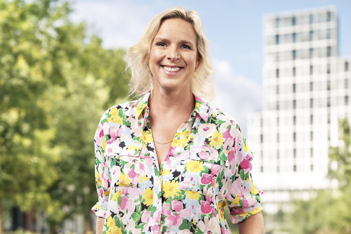 Tine Embrechts verwelkomt Conner Rousseau en Patrick Janssens maandag in een nieuwe week van Café Congé