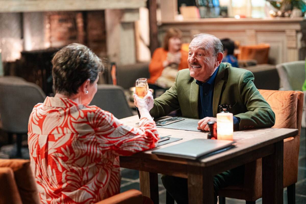 Hugo Sigal gaat opnieuw acteren en wordt herenigd met Janine Bischops op de set van Familie