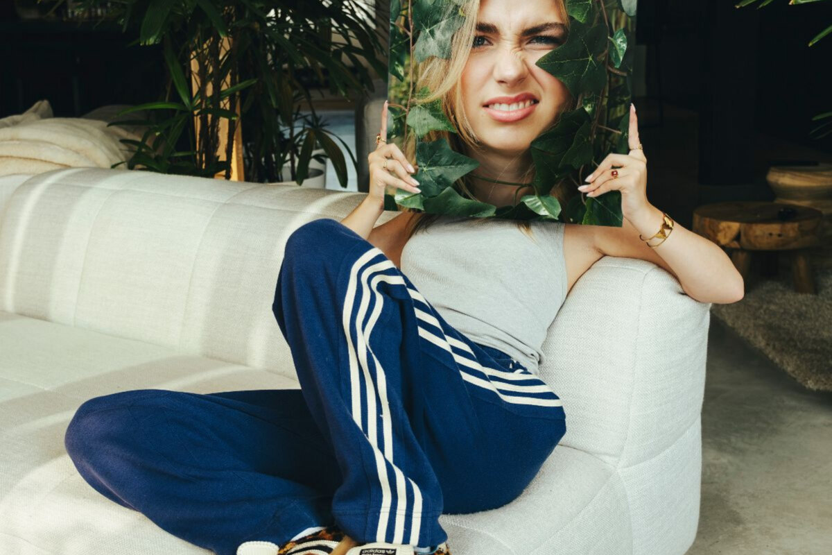 Roxy Dekker brengt nieuwe single 'Industry Plant' uit