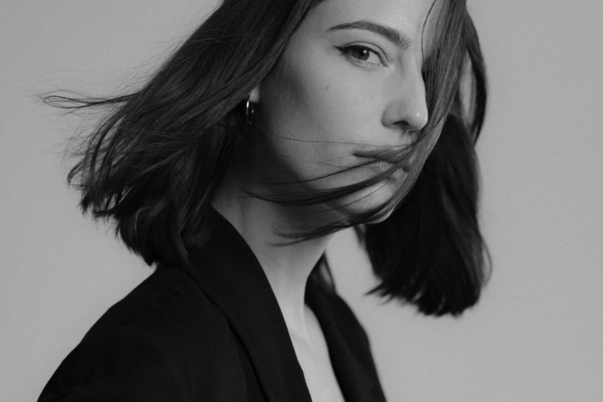 Amelie Lens to host fan Meet & Greet at famed New York eatery CHLOE & announces new single ‘Falling For You’