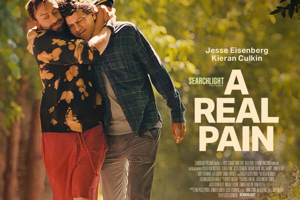 Ontdek nu de nieuwe  trailer en poster voor "A Real Pain" van Searchlight Pictures