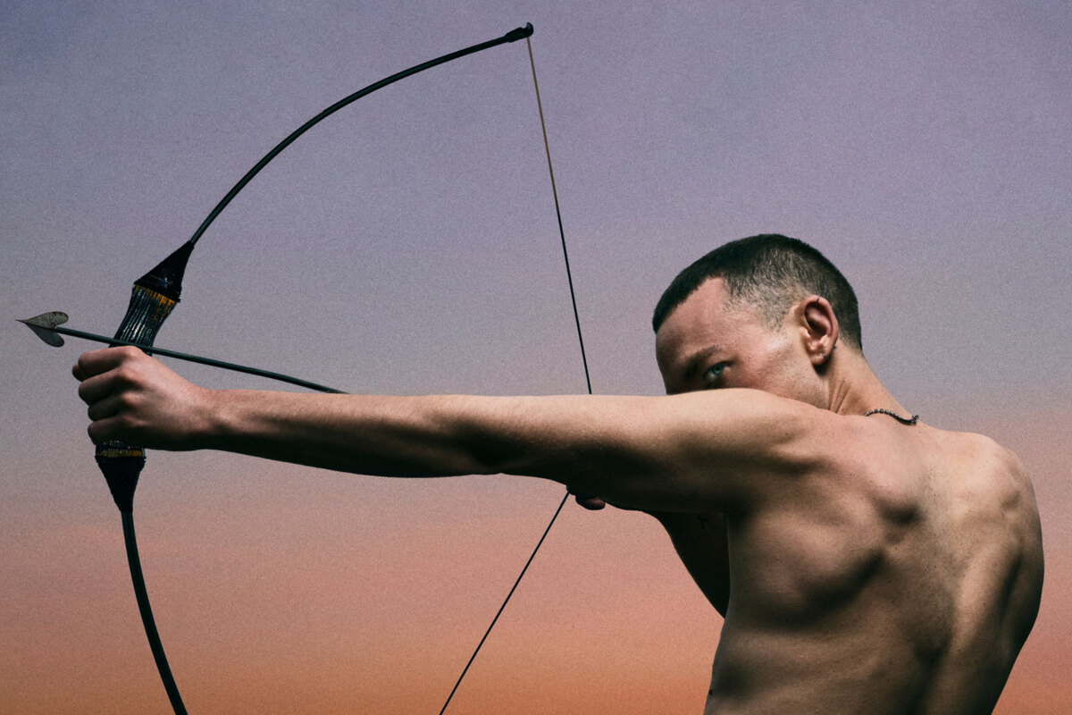 Olly Alexander speelt op maandag 24 maart 2025 in het Koninklijk Circus