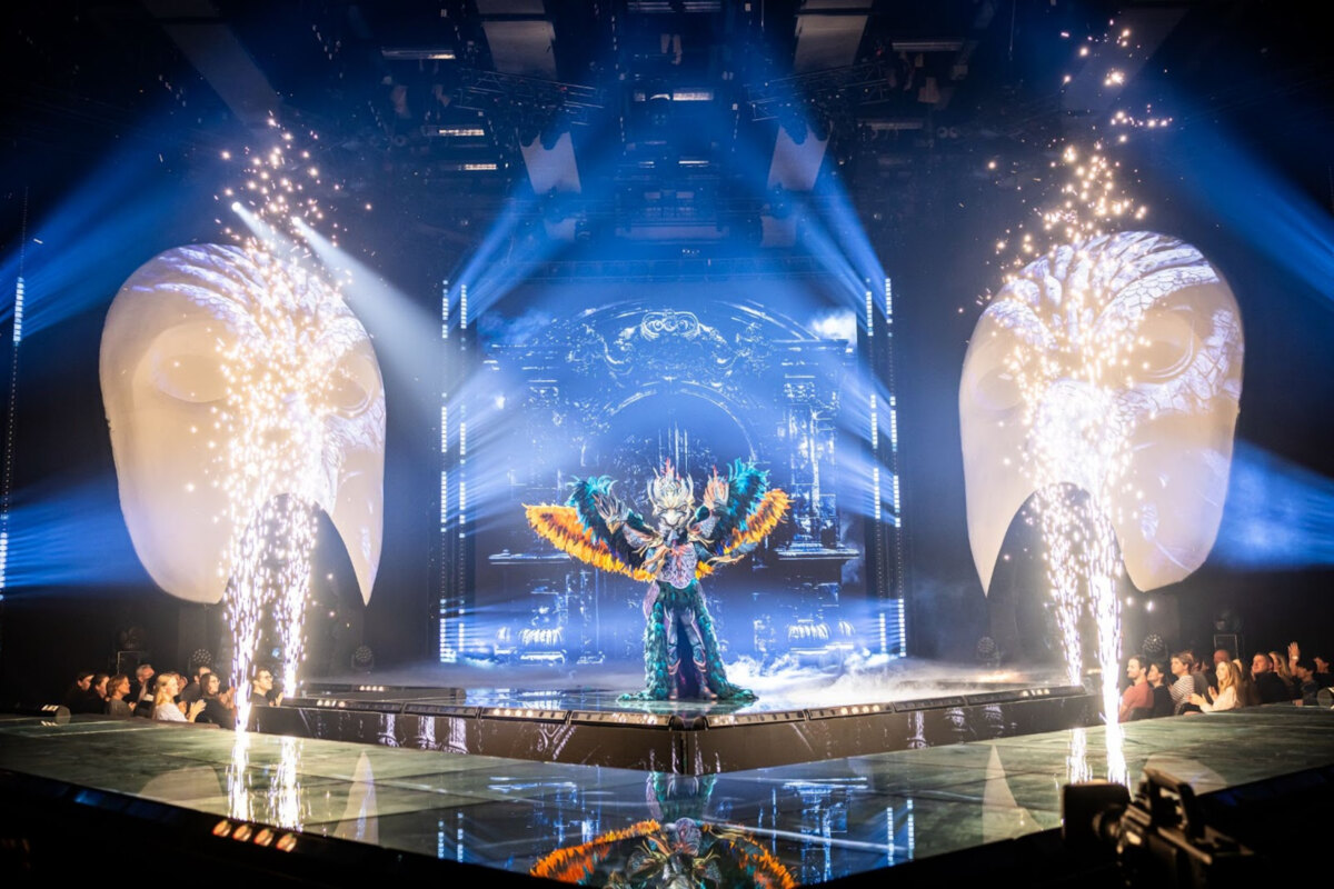 BANG! Feniks, Giraf, Labradoodle, Medusa, Poppemie, Space Babe & Scooter, Zebra en Zeeduivel smelten samen in The Big Bang van The Masked Singer