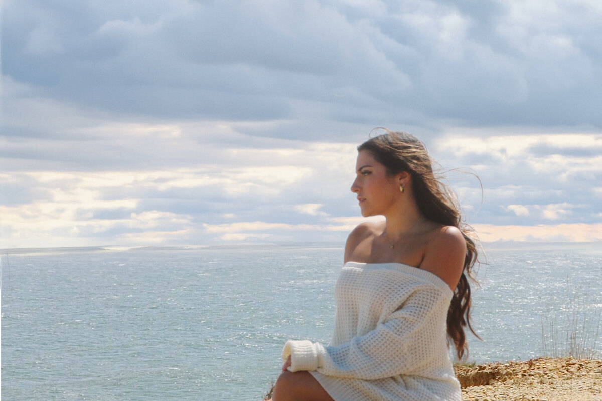 Julia Raye Shares New Single, "Wish You Stayed"