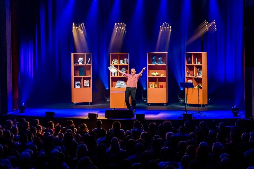 Herman Verbruggen krijgt staande ovatie bij première van zijn eerste zaalshow ‘kraM’