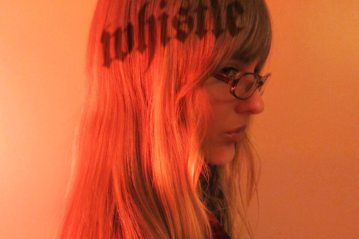 Victoria releases "WHISTLE"