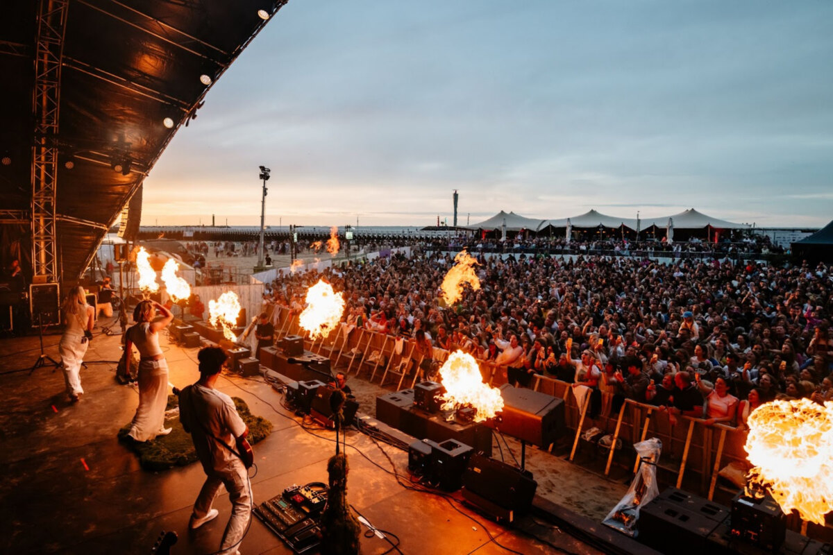 Summerlove onthult nieuwe artiestennamen: wie staat naast Roxy Dekker op het strand in Oostende?