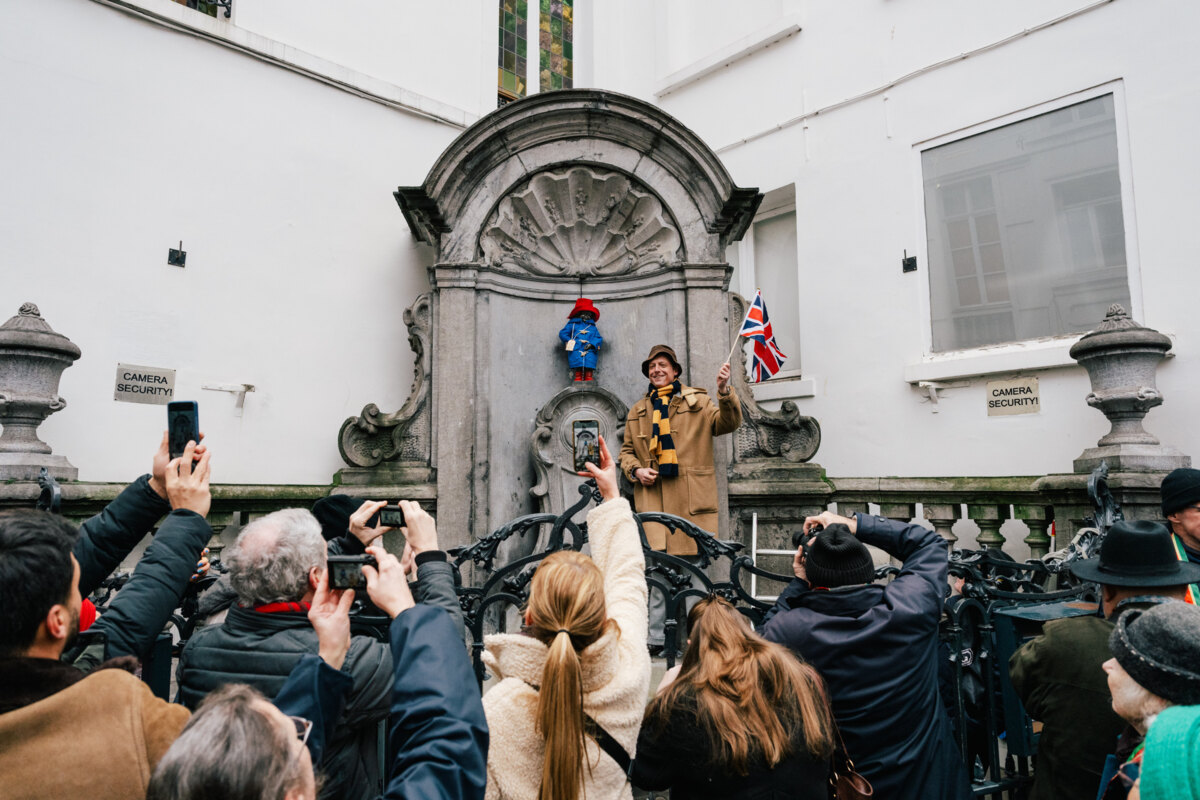 Manneken Pis krijgt nieuw kostuum ter ere van nieuwe film Paddington in Peru