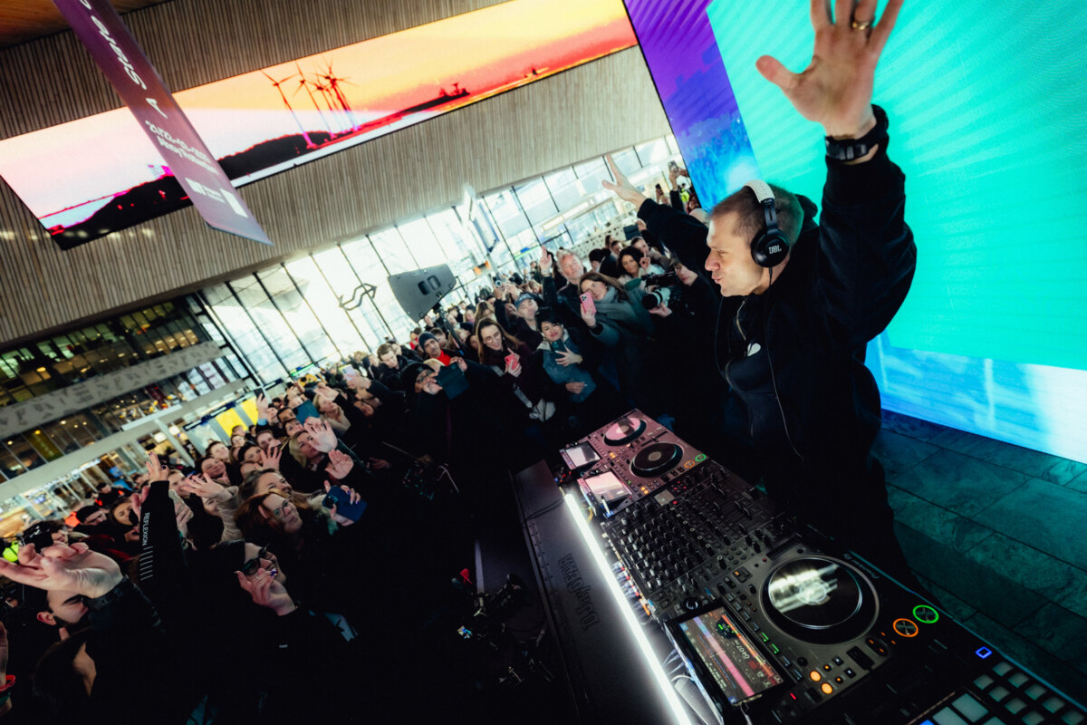 Armin van Buuren trapt ‘A State of Trance’ af met uniek optreden op Rotterdam Centraal