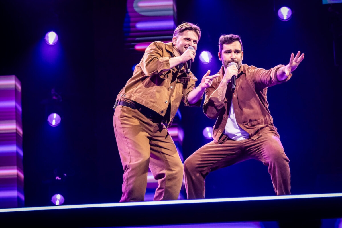 Mentors zingen hun eigen songs voor het eerst samen met hun talenten in de Collabs van Lift You Up