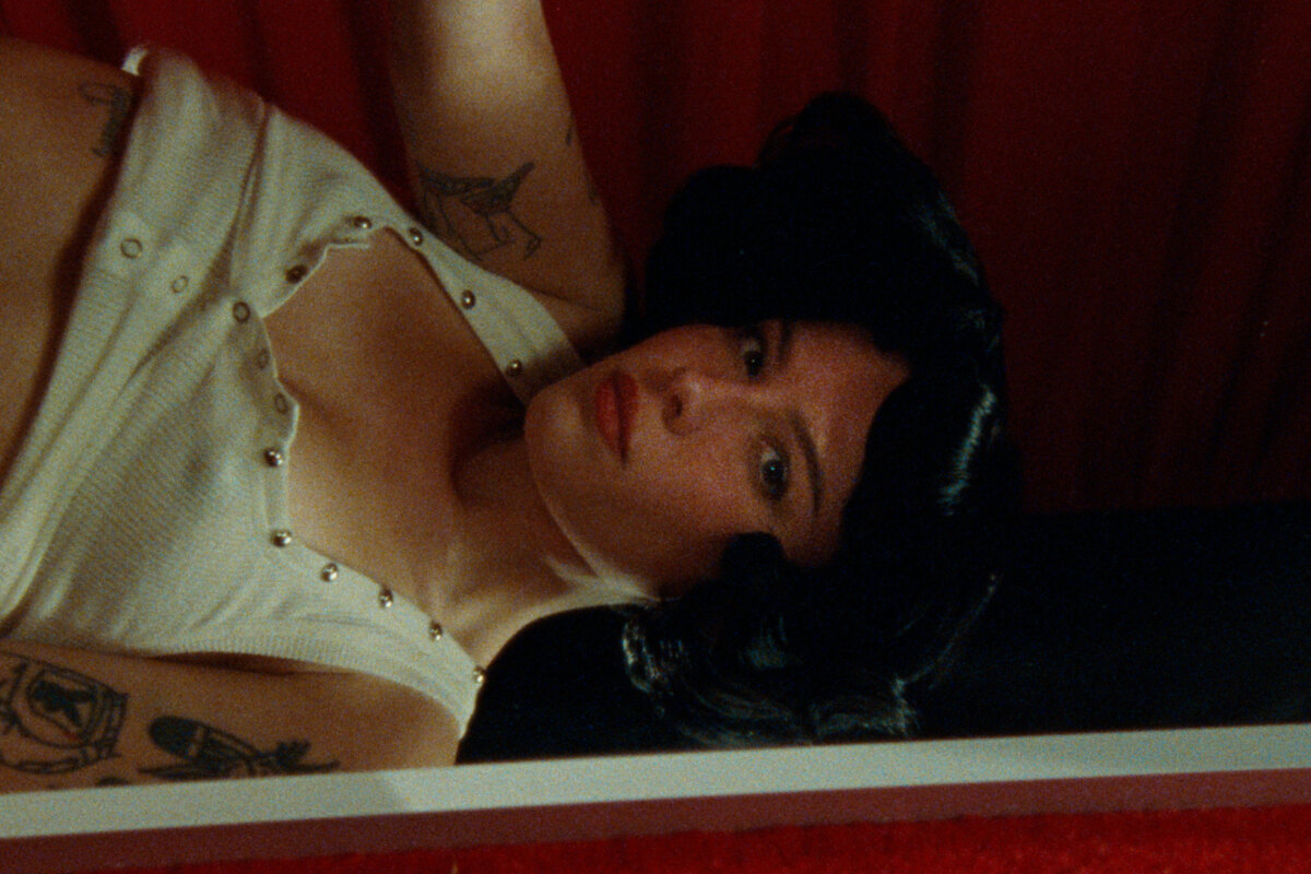 Halsey releases "Halsey - "safeword" 