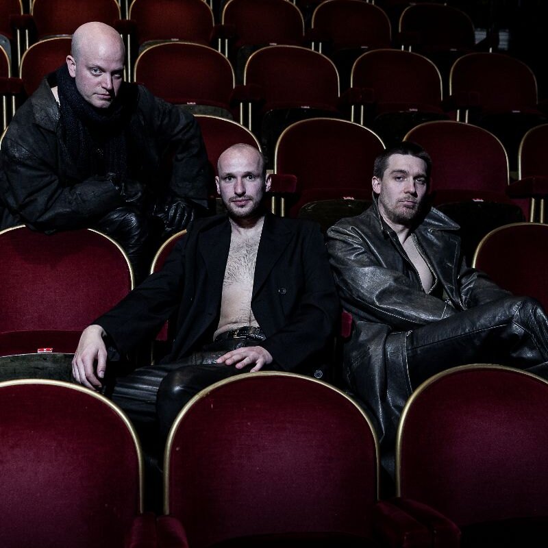 HAMLET wordt een uitdagende oefening in grotesk, fysiek theater.