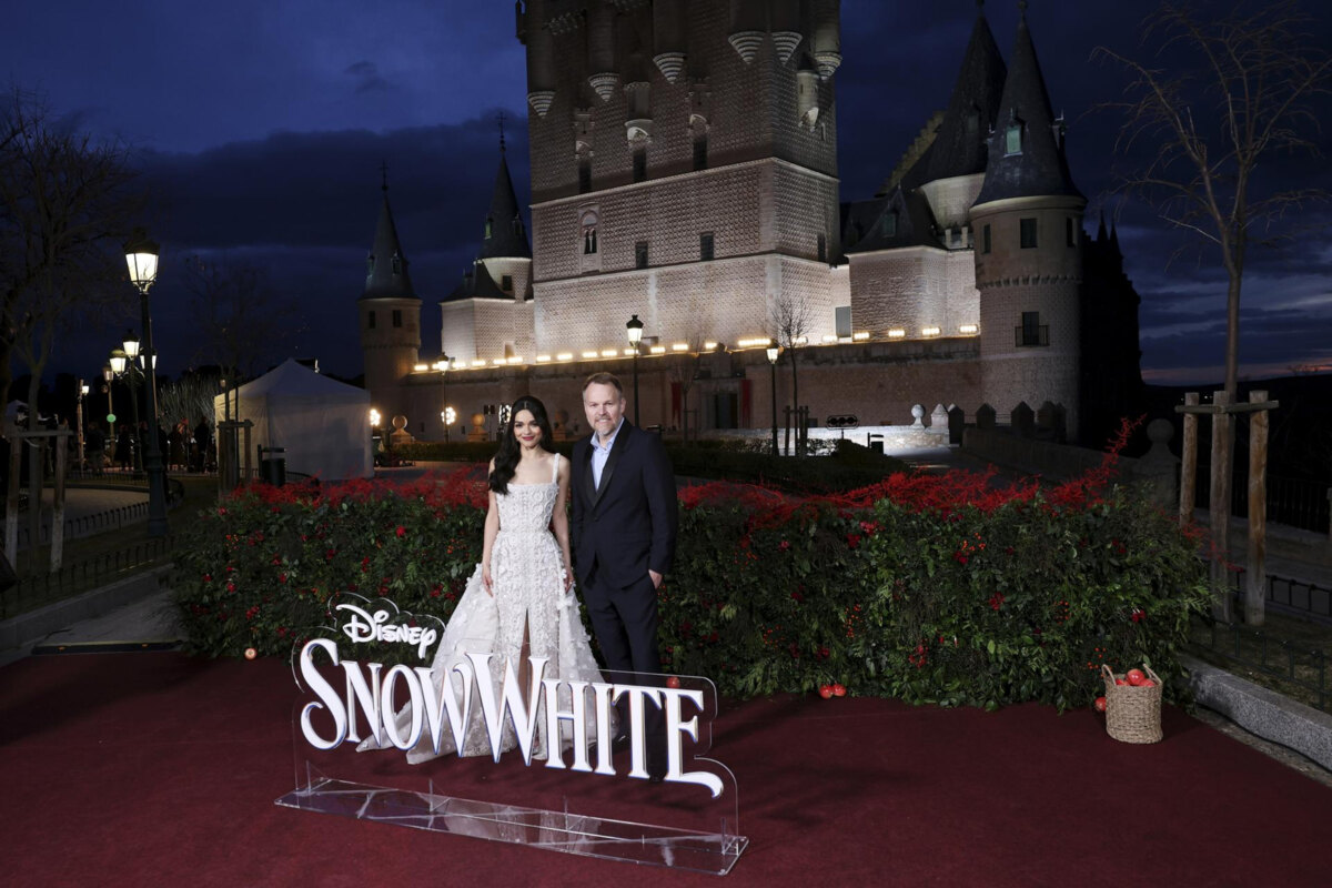 Rachel Zegler uit "Disney's Snow White" brengt "Waiting on a Wish" bij het Alcázar van Segovia kasteel