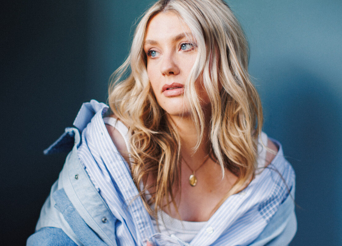 Ella Henderson en Breland werken samen op ‘One Door Closes’