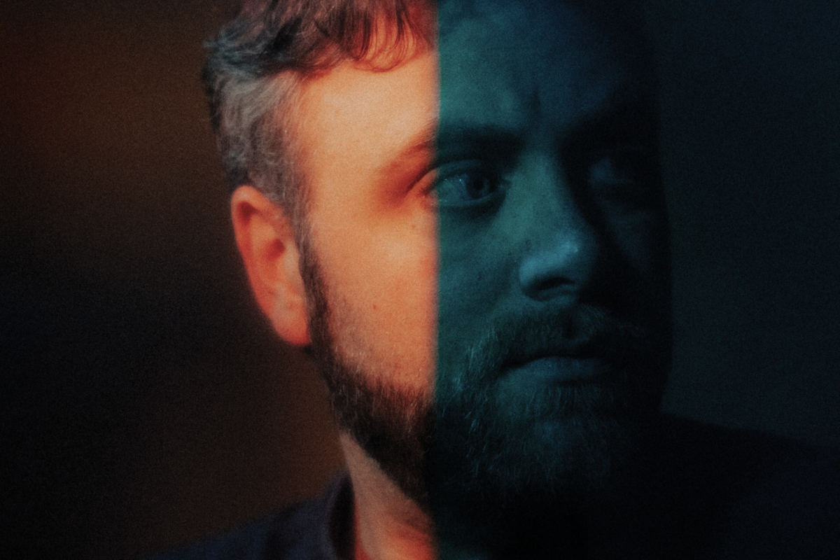 Ian Clement stelt nieuwe single Each night same satellite voor