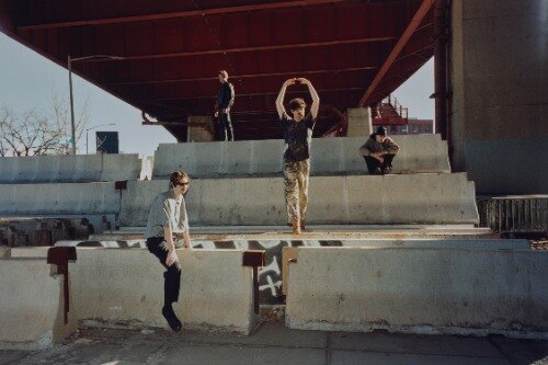 Model/Actriz lanceert single Doves