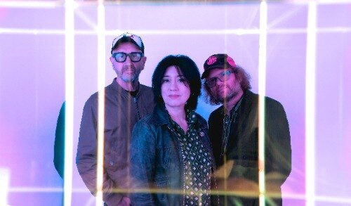Miki Berenyi trio released hun album Tripla