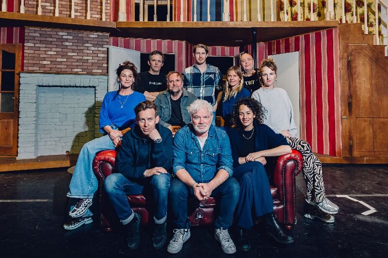 Repetities Stilte Aub! in decor volop bezig: technisch hoogstandje dat het publiek meeneemt achter de schermen van een theatergezelschap
