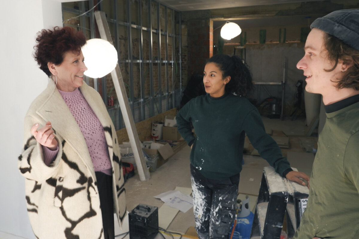 Jurylid Béa duikt onverwachts op in Haasdonk: “Ik hoop dat ze het niet verprutsen en eindelijk beginnen!”