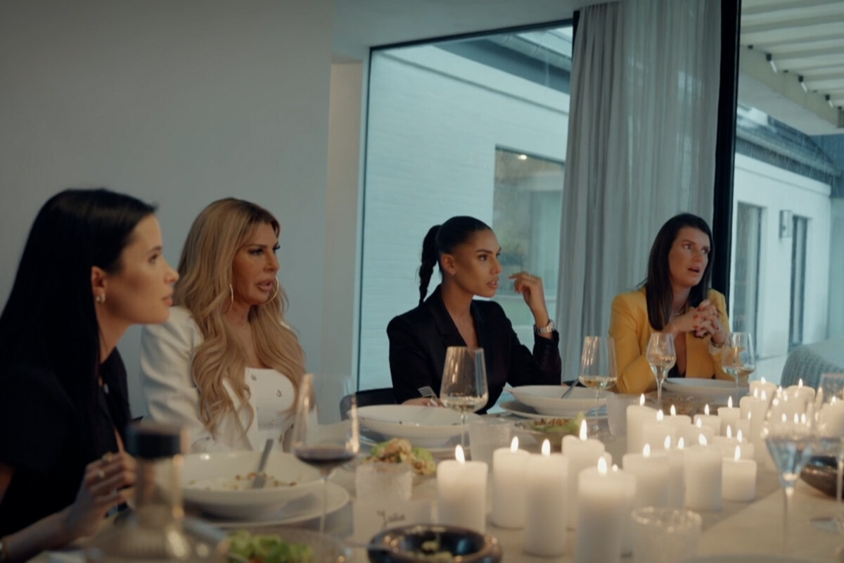  Drama aan tafel: vete tussen Amy en Julie escaleert aan tafel in de eerste aflevering van The Real Housewives Of Antwerp
