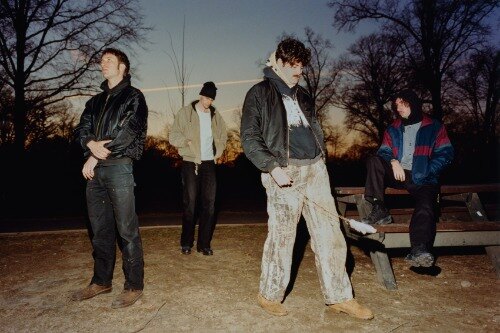 Model/Actriz deelt het album Pirrouette