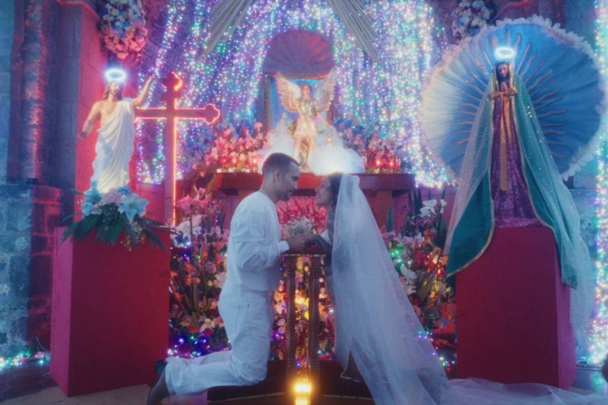 Indochine releases today the official music video for their new single “L’Amour Fou”