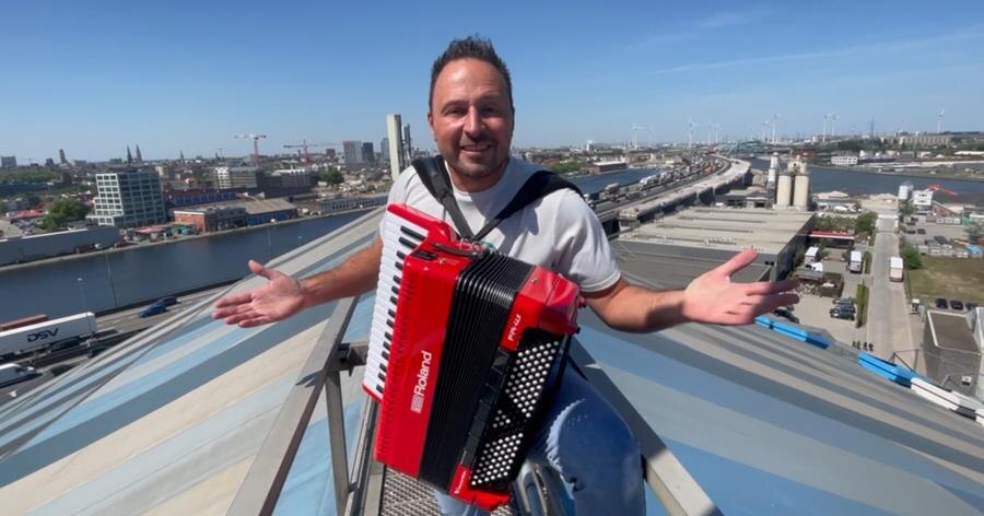 Zanger-accordeonist Johan Veugelers schrijft geschiedenis op het dak van het Sportpaleis 