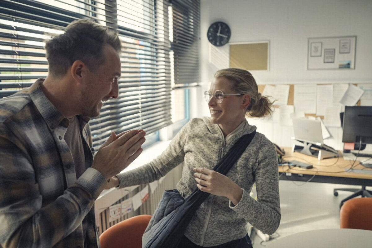 “Mijn zoon aan de vape?!” Andy Peelman en schooldirectrice pranken Dina Tersago